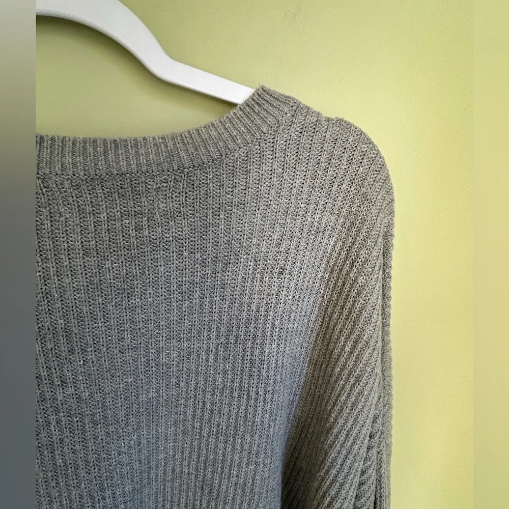 Hollister XS grey cropped knit sweater. Slouchy cut, dropped shoulder. Very nice